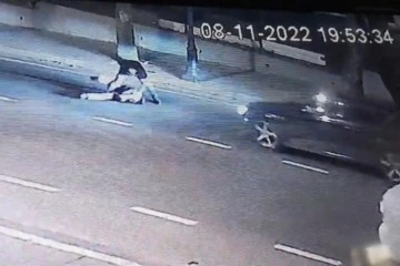 İstanbul’da uçan tekme dehşeti kamerada: Evine giderken saldırıya uğradı