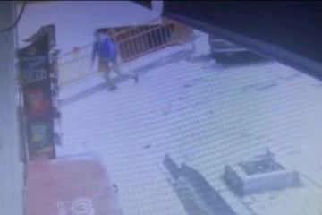 İstanbul&rsquo;da uzun namlulu silahla saldırı anları kamerada: Silahını &ccedil;ekip peşlerinden koştu