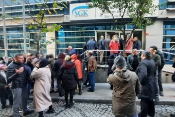 İstanbul’da vatandaşlar SGK önlerinde beklemeye devam ediyor