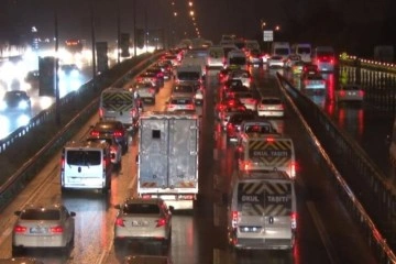 İstanbul’da yağmur trafiği vurdu, yoğunluk yüzde 72’yi gördü