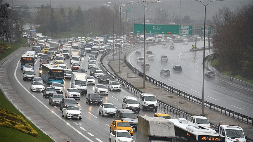 İstanbul'da yağmur, trafik akışında yoğunluğa neden oluyor