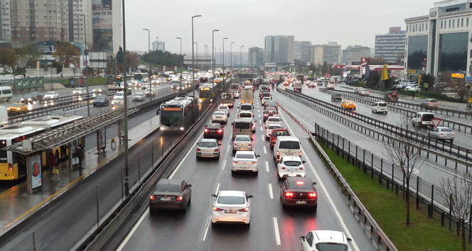 İstanbul'da yağmur ve mesai sonrası trafik yoğunluğu