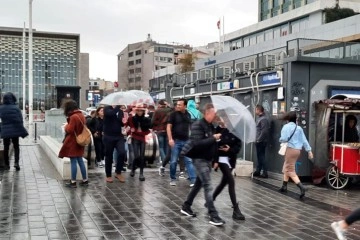 İstanbul'da yağmur ve şiddetli rüzgar başladı