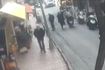 İstanbul’da yaşlı çifte kapkaç kamerada: Polis siyah bantlı plakadan çözdü