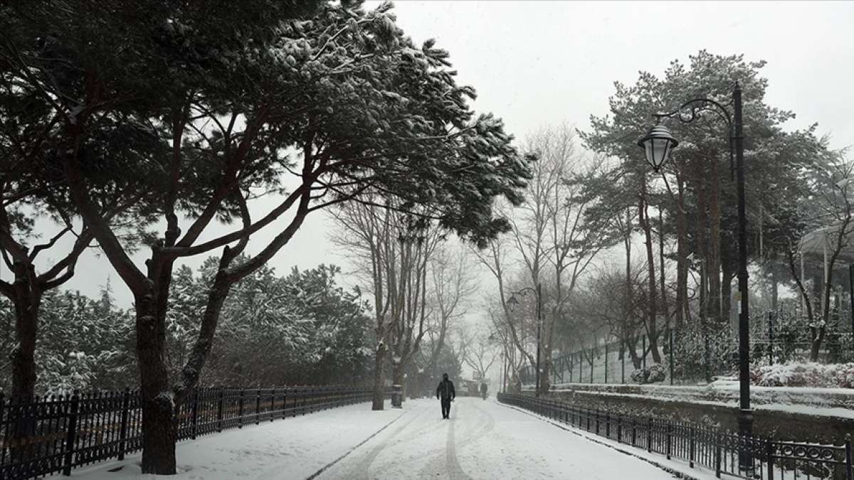 İstanbul'da yüksek kesimlerde kar yağışı etkili oluyor
