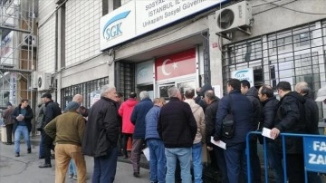 İstanbul'daki SGK binalarında EYT yoğunluğu sürüyor