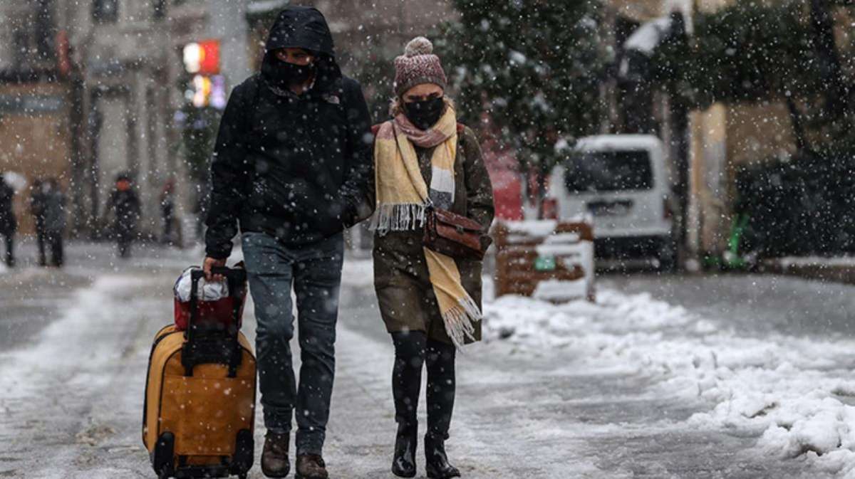 İstanbul'u esir alan kar, devam edecek mi? Meteoroloji son tahminlerini paylaştı