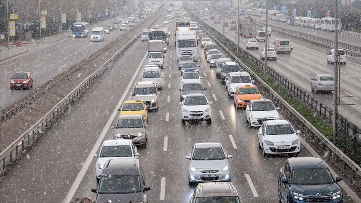 İstanbul'un bazı ilçelerinde kar yağışı etkili oluyor