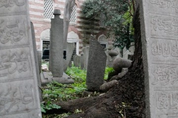 İstanbul’un göbeğinde tarihi mezarlıklar yok oluyor