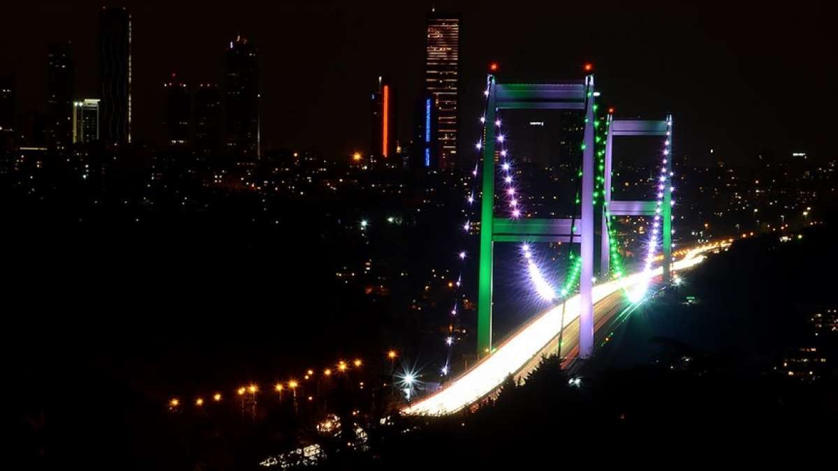 İstanbul'un köprüleri Pakistan Milli Günü için yeşil ve beyaz renklerle aydınlatıldı