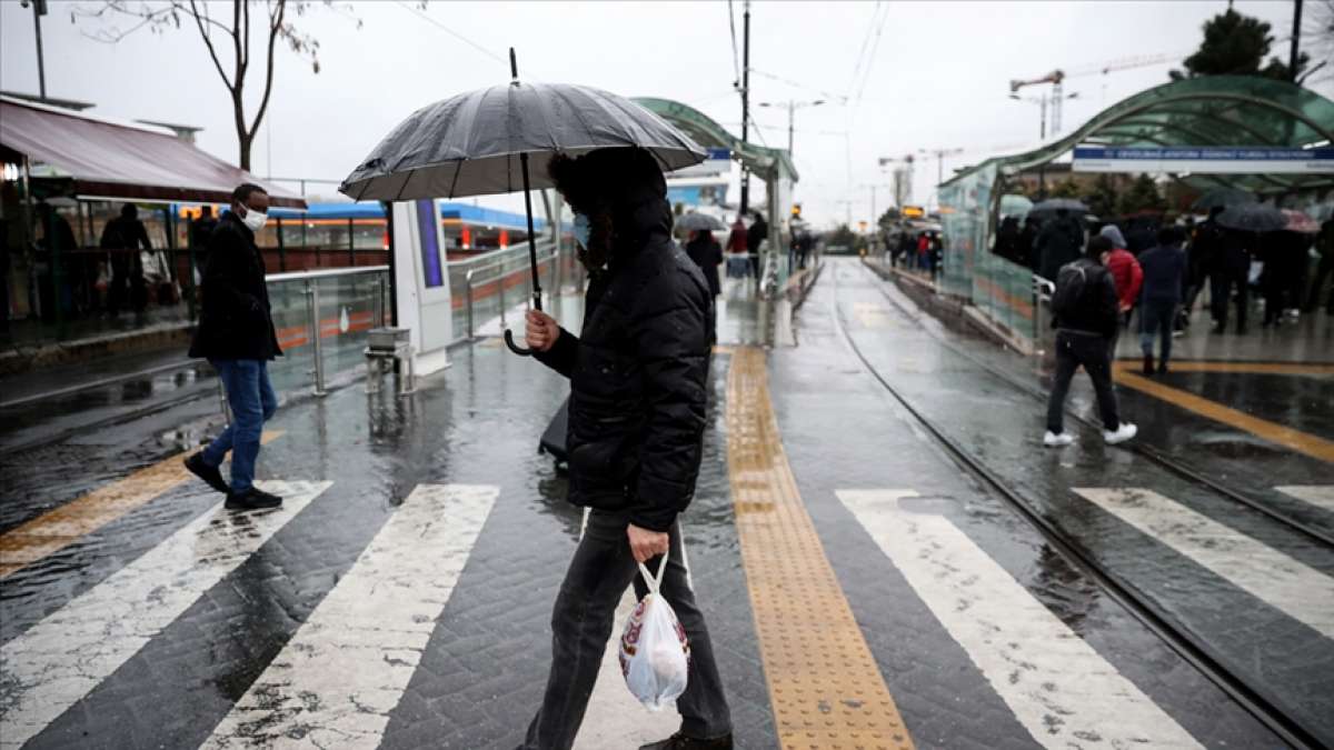 İstanbul'un sıcak hava yerini yağışa bıraktı
