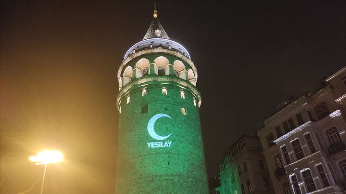 İstanbul'un simgeleri Yeşilay Haftası dolayısıyla yeşile büründü