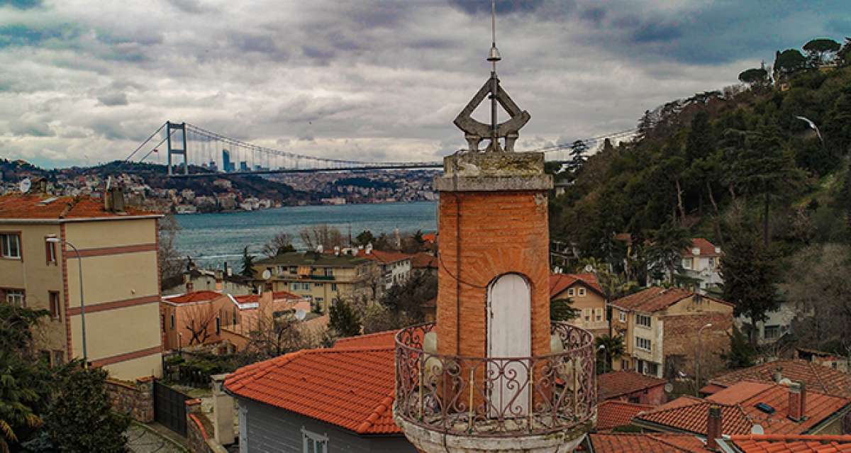 İstanbul'un simgelerinden olan 447 yıllık güneş saatli minare dikkat çekiyor