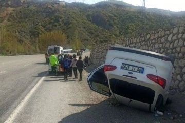 İstinat duvarına &ccedil;arpan otomobil takla attı: 4 yaralı