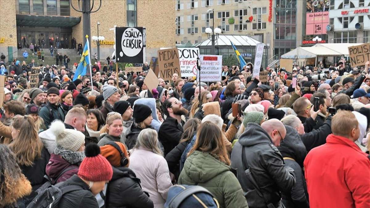 İsveç'te Kovid-19 kısıtlamaları protesto edildi