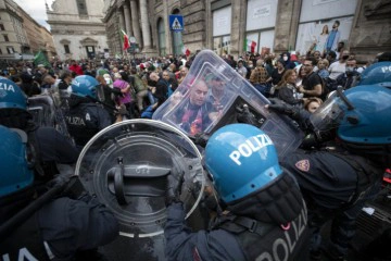 İtalya’da aşı karşıtlarının protestosuna polis müdahalesi