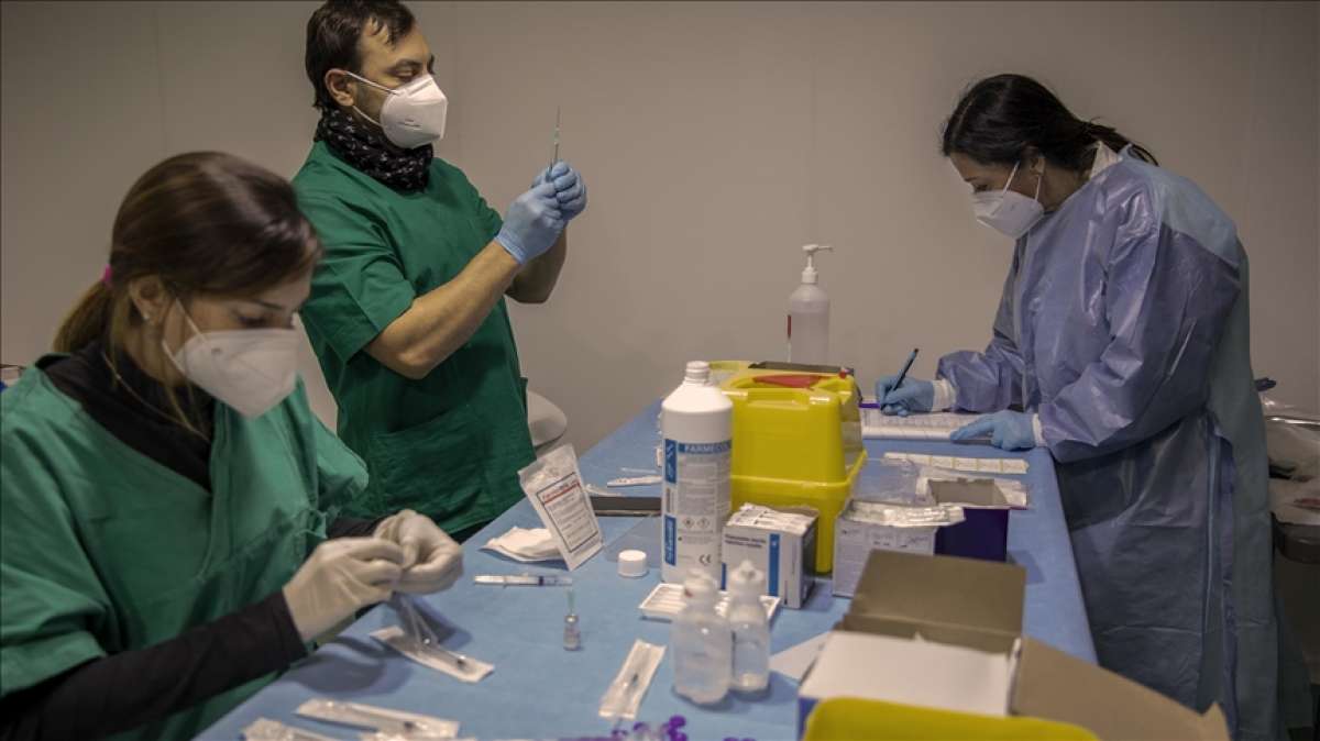 İtalya'da aşı teslimatındaki gecikmeler Kovid-19'a yönelik aşılama kampanyasını yavaşlattı