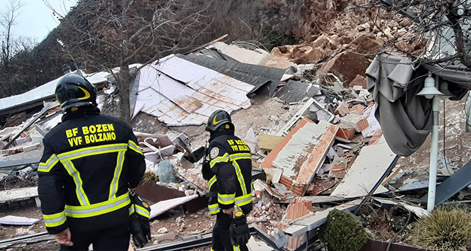 İtalya'da heyelan nedeniyle bir otel yıkıldı