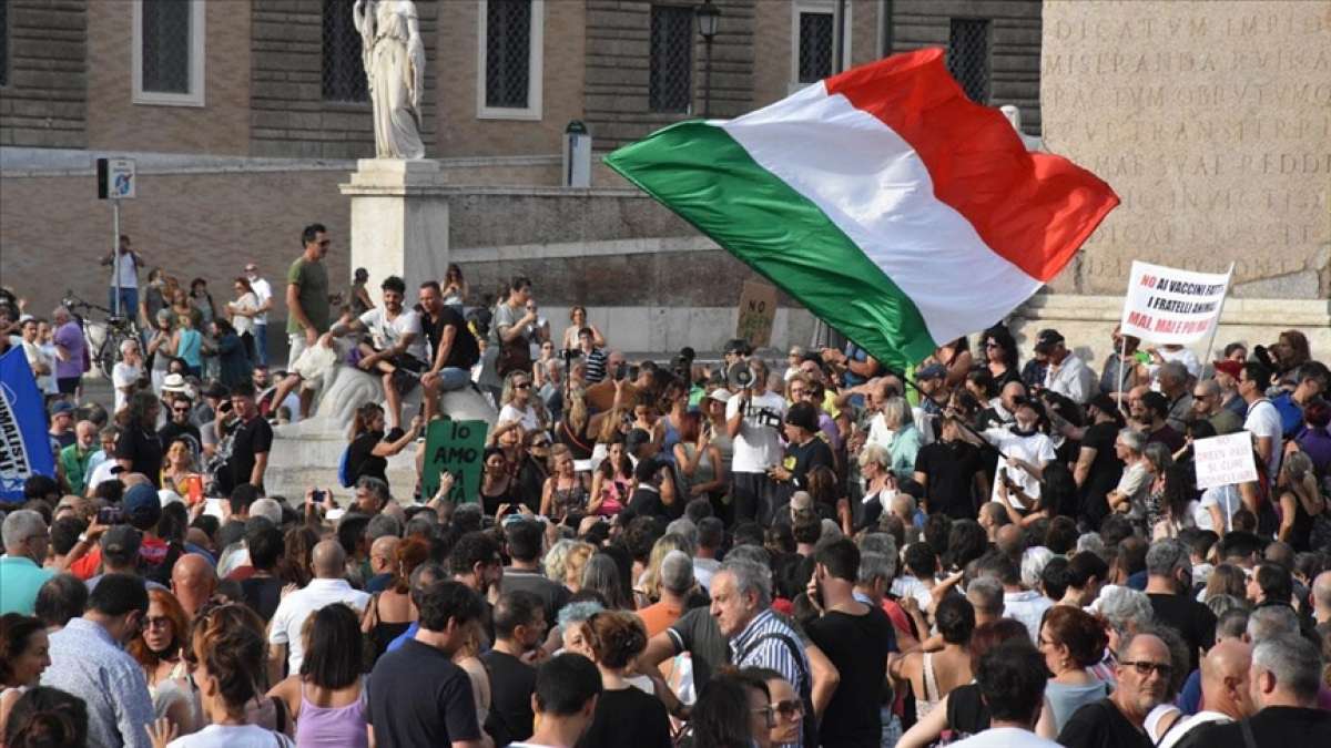 İtalya'da Kovid-19 önlemleri kapsamında çıkarılacak 'Yeşil Geçiş' belgesi protesto ed