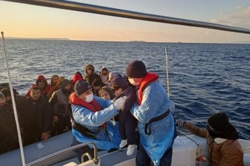 İzmir açıklarında 102 düzensiz göçmen kurtarıldı