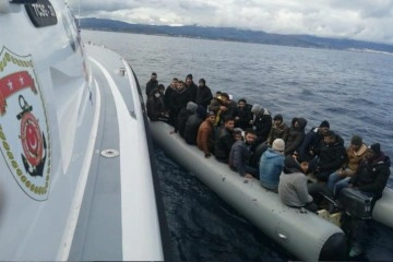 İzmir açıklarında 157 düzensiz göçmen kurtarıldı