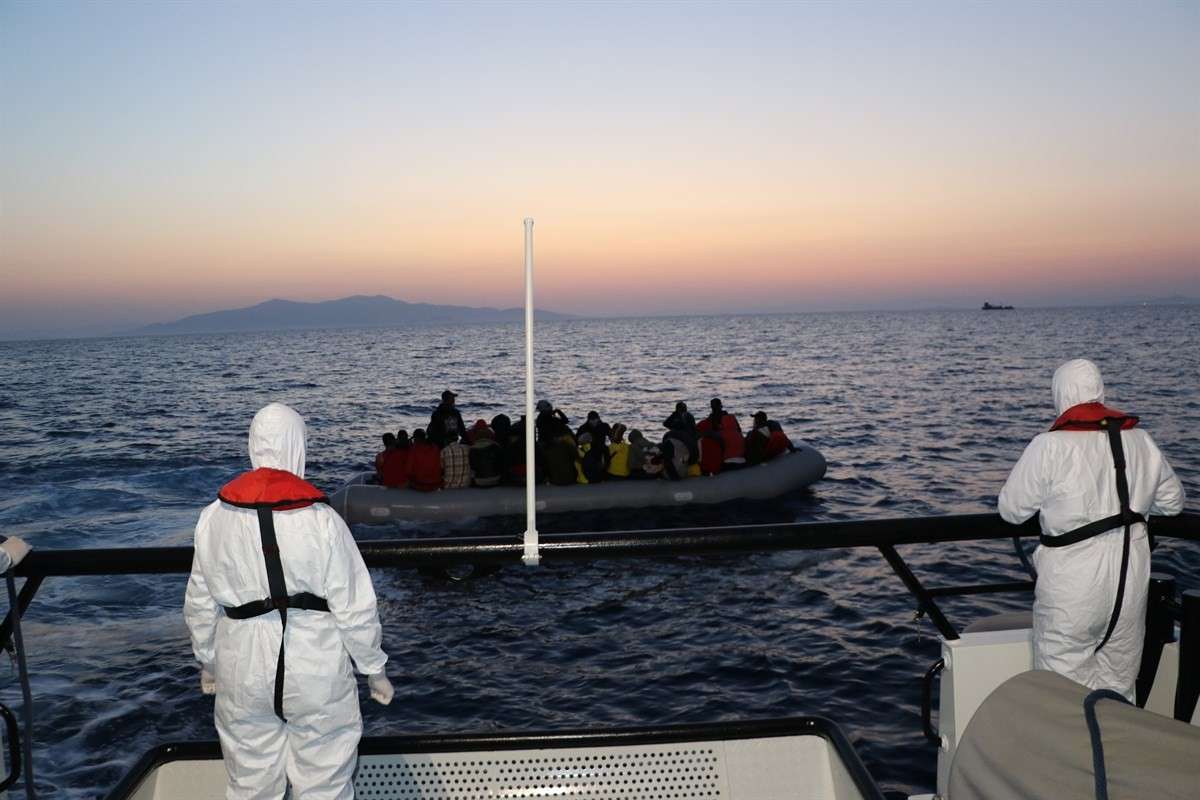 İzmir açıklarında 32 düzensiz göçmen kurtarıldı