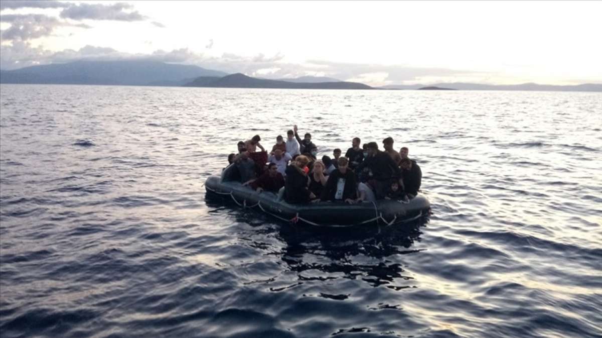 İzmir açıklarında Türk kara sularına itilen 26 düzensiz göçmen kurtarıldı