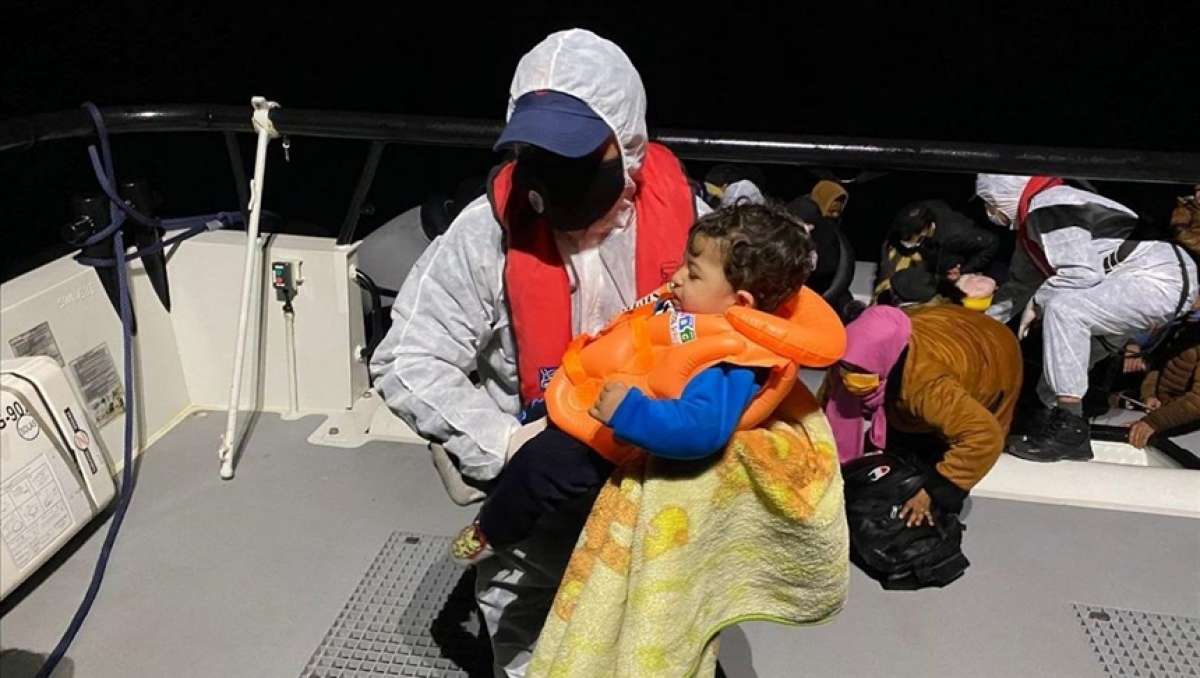 İzmir açıklarında Türk kara sularına itilen 30 düzensiz göçmen kurtarıldı