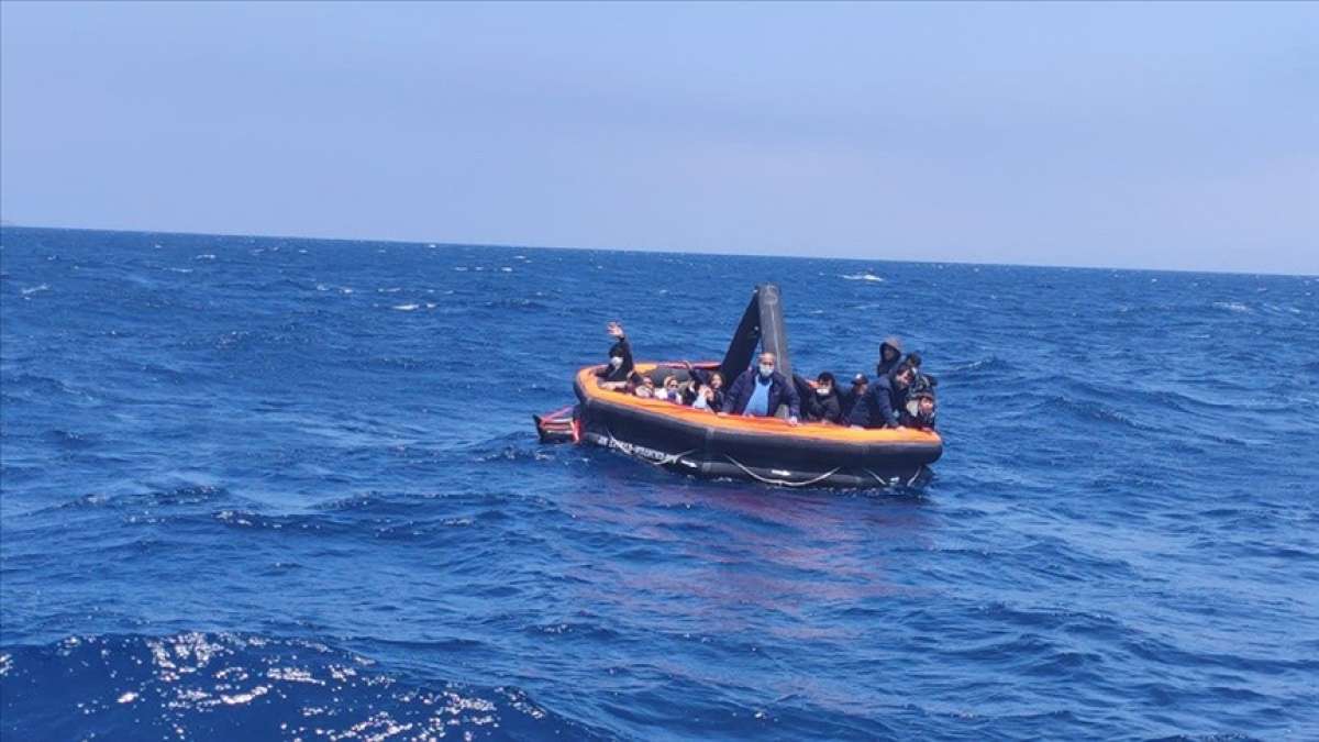 İzmir açıklarında Türk kara sularına itilen 74 sığınmacı kurtarıldı