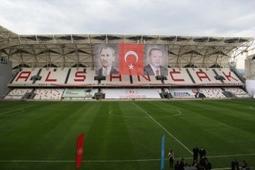 İzmir Alsancak Stadına 'Mustafa Denizli' adı verildi