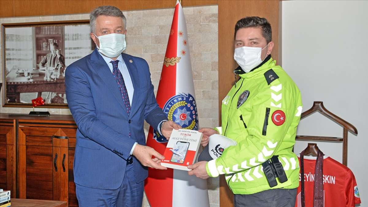 İzmir Emniyet Müdürü Aşkın'dan sel sularında yolda kalan araçlara yardım eden komisere ödül