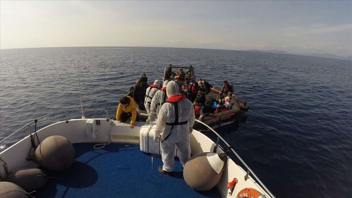 İzmir ve Çanakkale açıklarında Türk kara sularına itilen 113 sığınmacı kurtarıldı