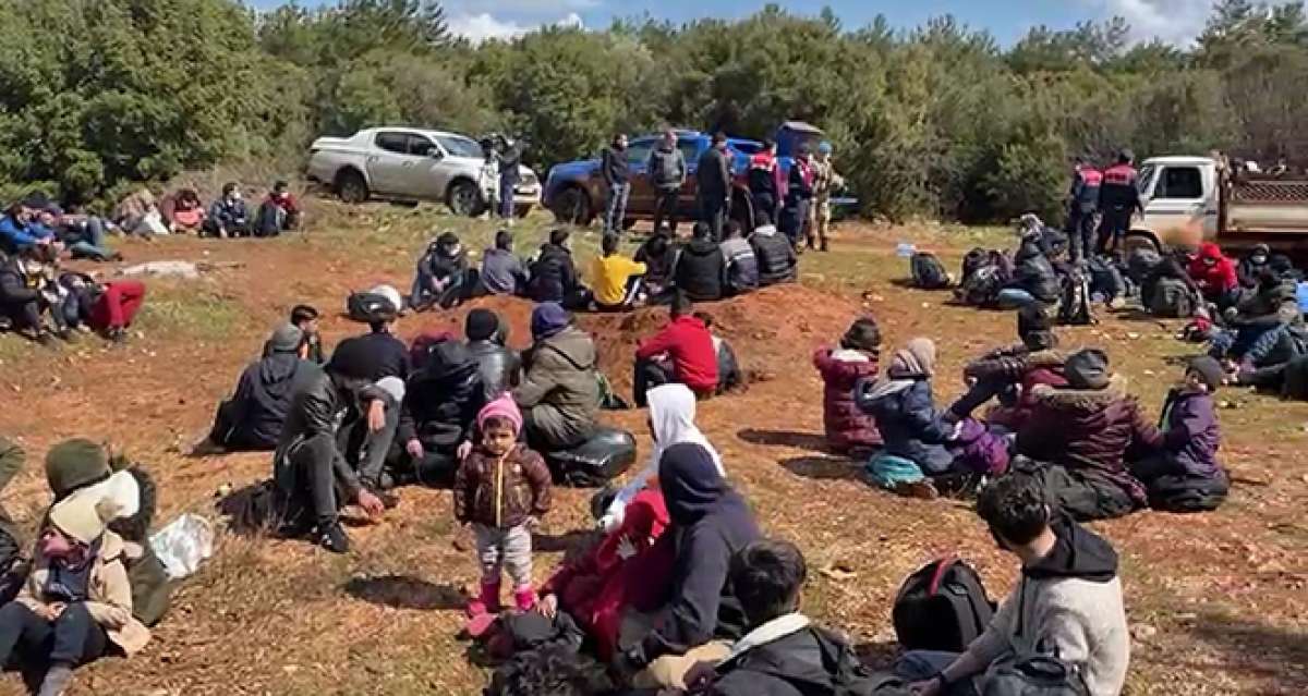 İzmir'de 204 düzensiz göçmen kurtarıldı