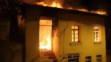 İzmir'de 3 katlı binada çıkan yangında 2 kat tamamen yandı