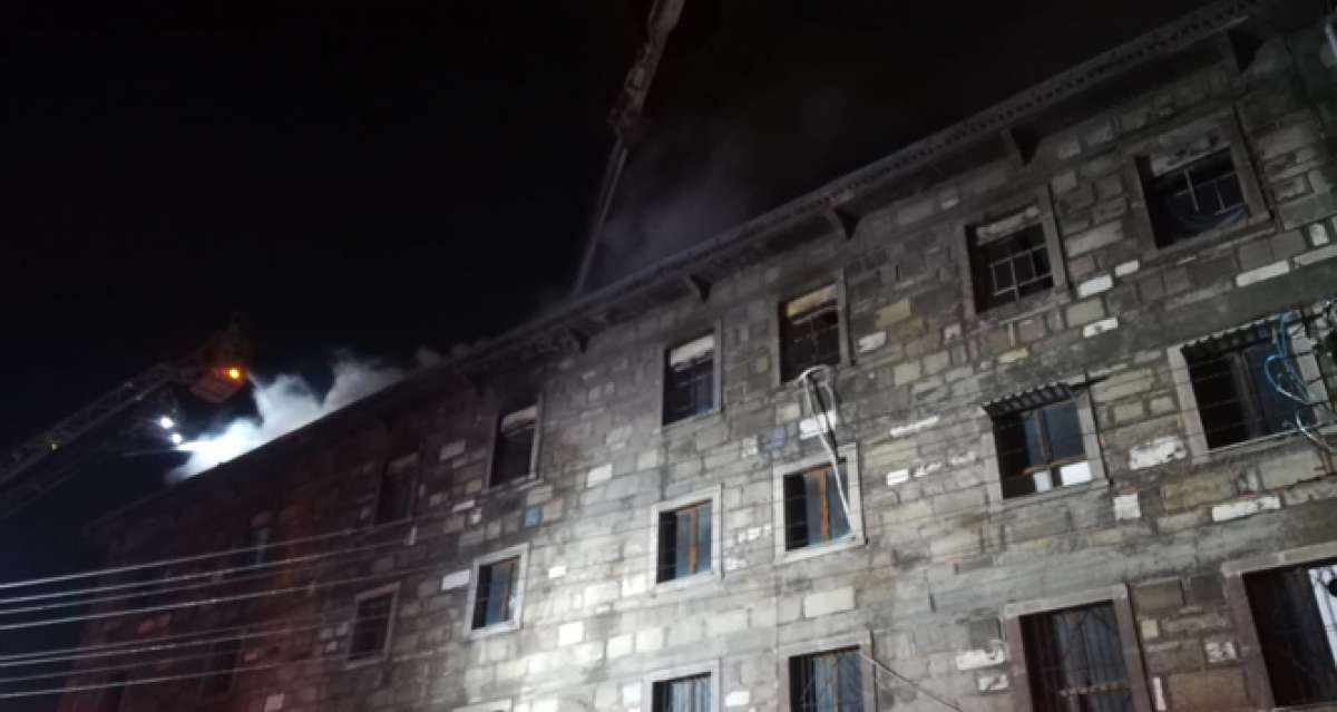İzmir'de 4 katlı tekstil atölyesinde çıkan yangın söndürüldü