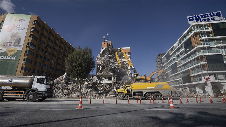 İzmir’de ağır hasarlı binaların yıkımı sürüyor