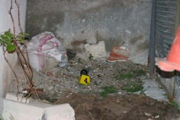 İzmir&rsquo;de alkoll&uuml; şahıs eski sevgilisinin evine molotof attı