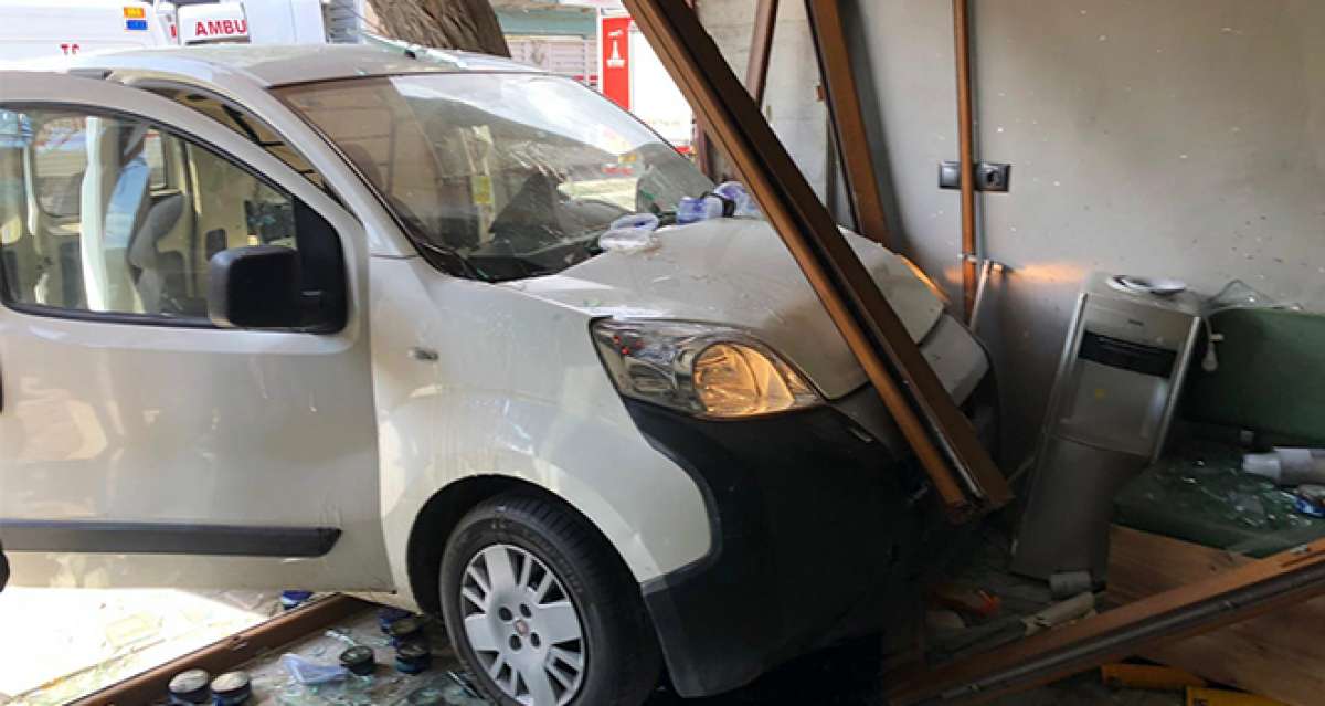 İzmir'de araç berber dükkanına daldı, faciadan dönüldü: 2 yaralı