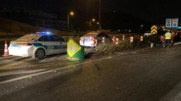 İzmir'de bariyerlere çarpan otomobilin sürücüsü öldü