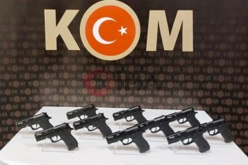 İzmir’de baskın yapılan evde çok sayıda tabanca ele geçirildi