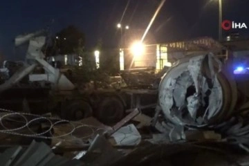 İzmir'de beton mikseri, metro inşaat alanına uçtu: Sürücü hayatını kaybetti