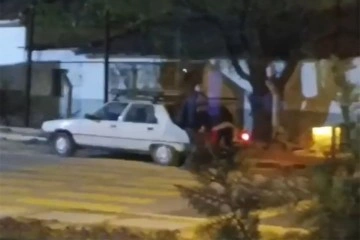 İzmir'de bu da oldu, kaldırım taşlarını &ccedil;aldılar