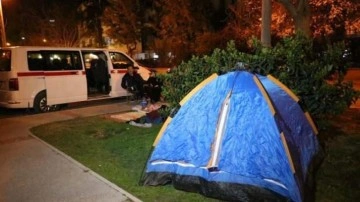 İzmir'de deprem sonrası vatandaşlar çadır ve araçlarda konaklıyor