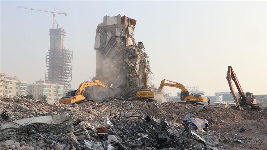 İzmir'de depremin ardından acil yıkılacak 71 binadan 67'sinin yıkımı tamamlandı