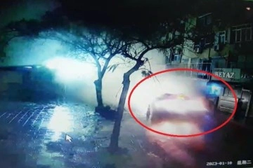 İzmir'de eski emniyet binasının çökme anı kamerada: Bir araç böyle kaçtı