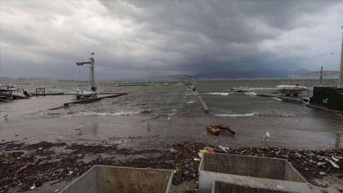 İzmir'de etkili olan rüzgar ve fırtına nedeniyle deniz taştı