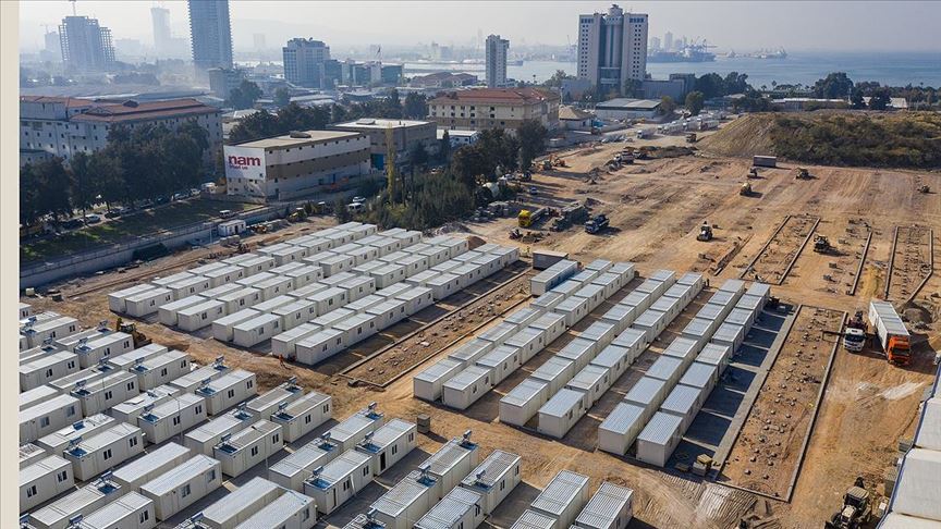 İzmir’de geçici barınma merkezinde konteyner kurulumu devam ediyor