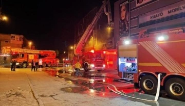 İzmir'de Gıda Çarşısı'nda çıkan yangın itfaiye ekiplerince söndürüldü