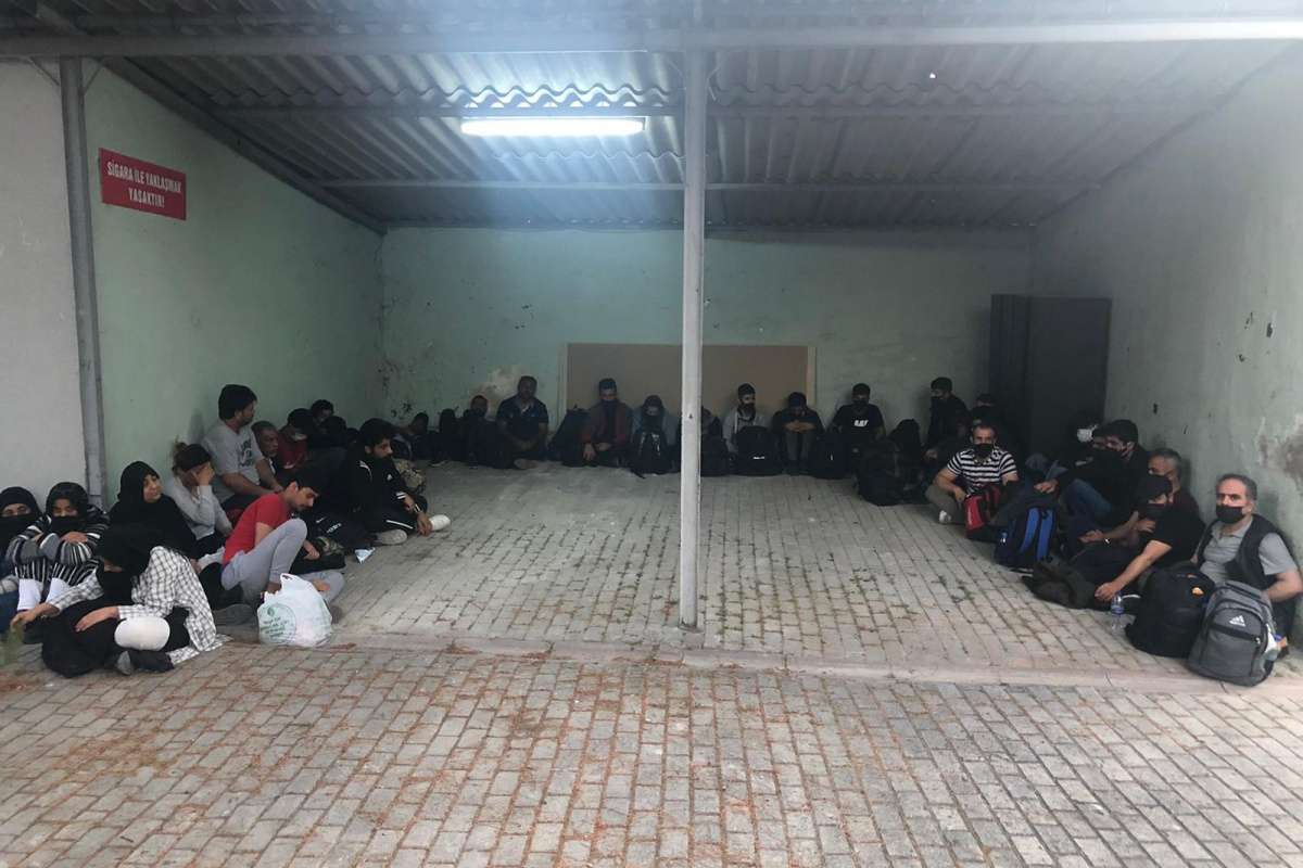 İzmir'de göçmen kaçakçılığı operasyonu: 4 gözaltı