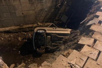 İzmir’de hafif ticari araç dereye uçtu, 2 kişi hafif yaralandı